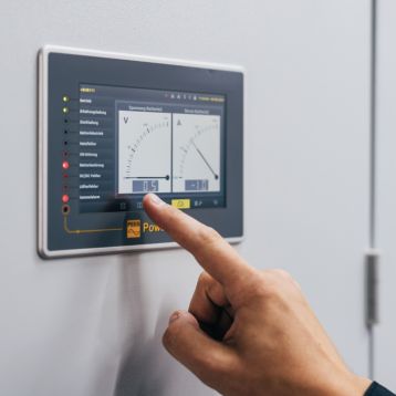 Mitarbeiter zeigt auf Anzeige