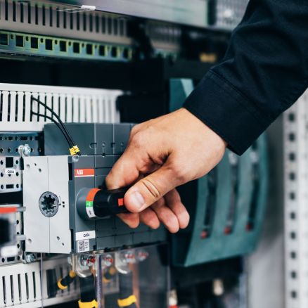 Mitarbeiter bedient Schaltschrank