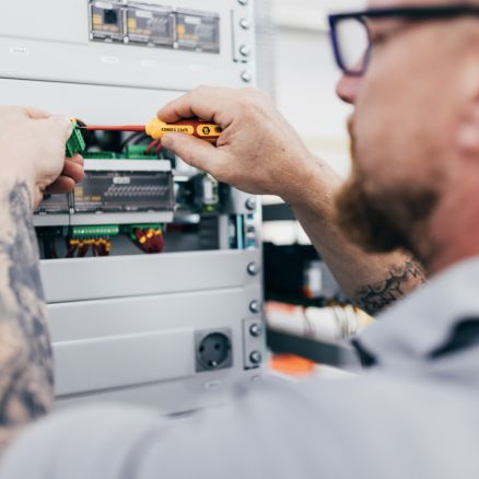 Techniker am Schaltkasten